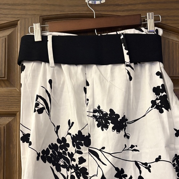 Elegant Black and White Floral Pencil Skirt - Picture 9 of 10